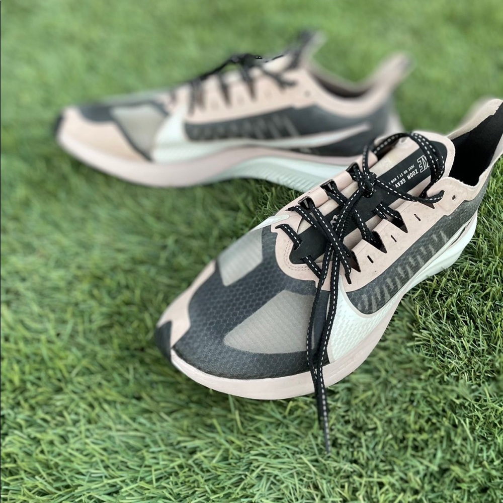 ⛄️🎄 Women’s Nike Zoom  Gravity “Black Stone” (Only Worn ONCE!)